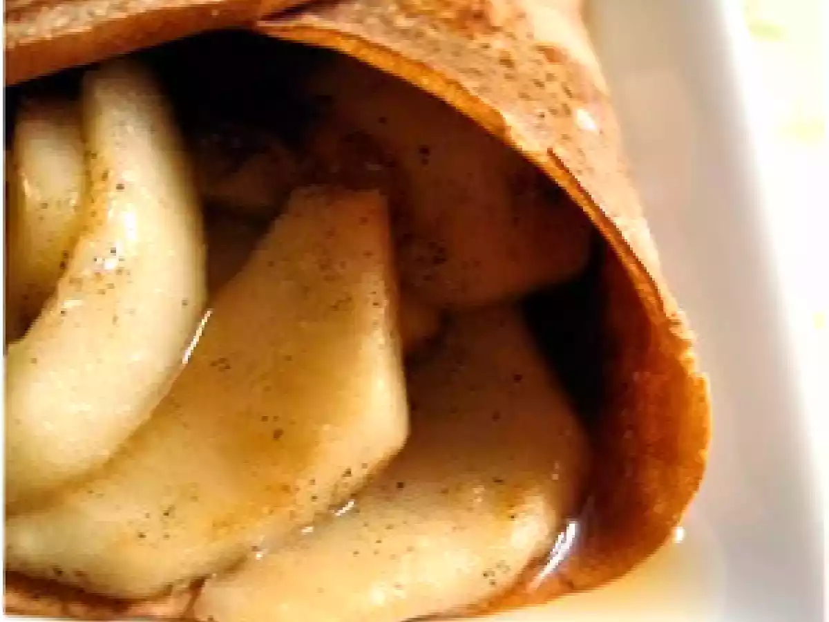 Crêpes à la farine de châtaigne, pommes chaudes à la cardamome