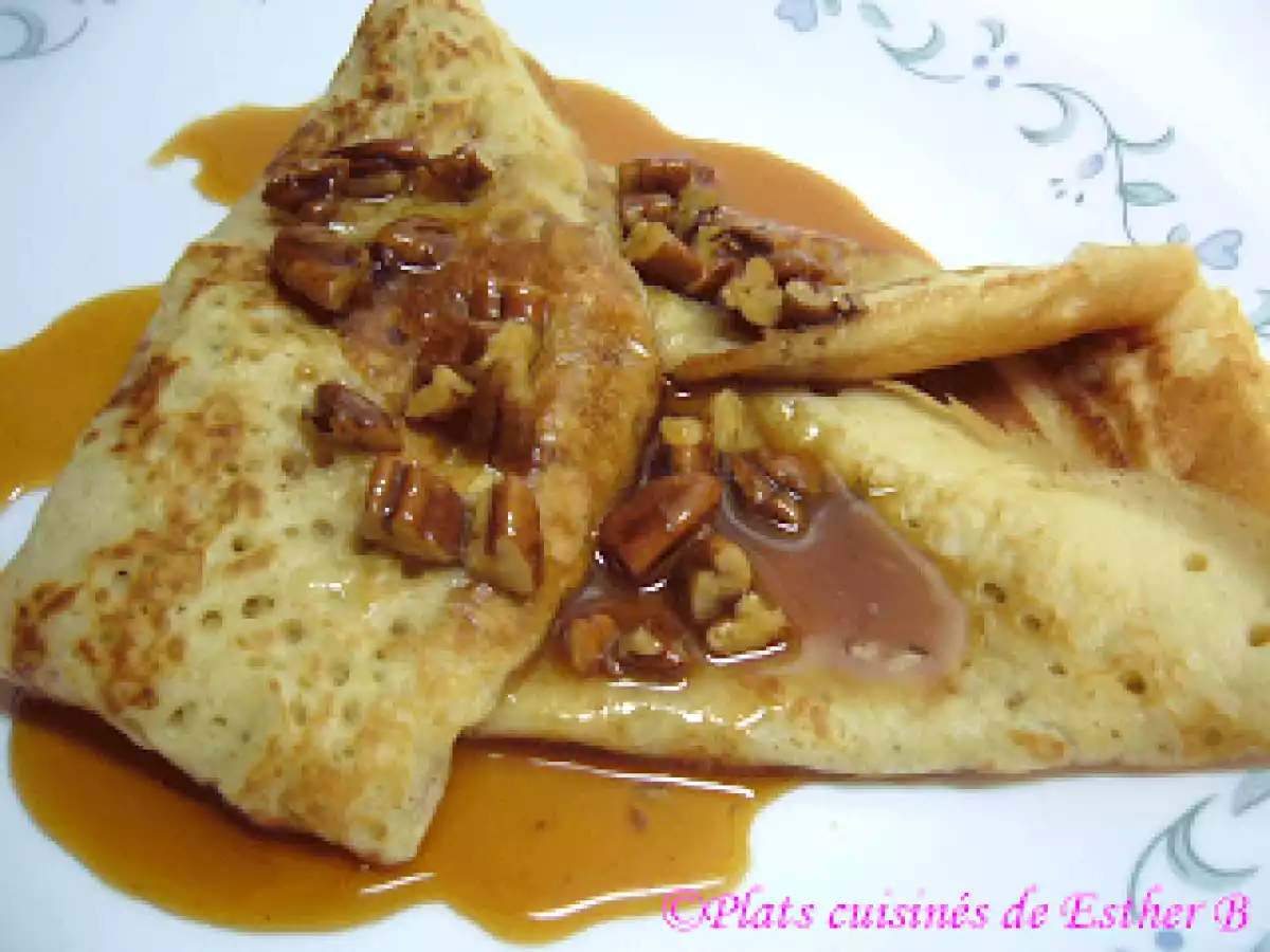 Crêpes au babeurre, sauce caramel à l'érable et aux pacanes