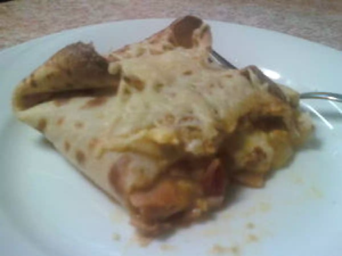 Crêpes fourrées (tomates, oignons, jambon et mozzarella)