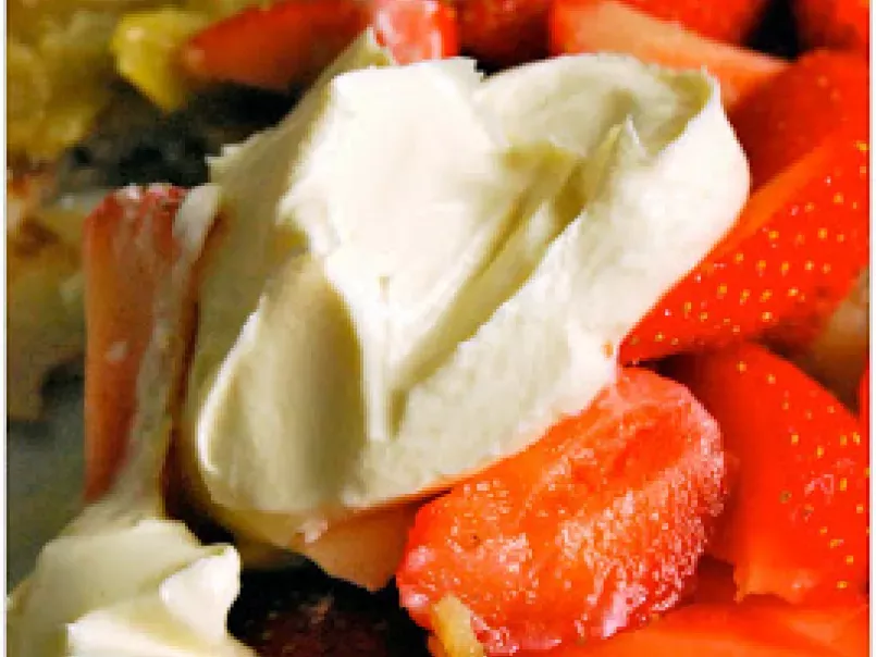 Crèpes, rhubarbe, fraises et crème d'Isigny, photo 1