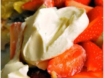 Crèpes, rhubarbe, fraises et crème d'Isigny