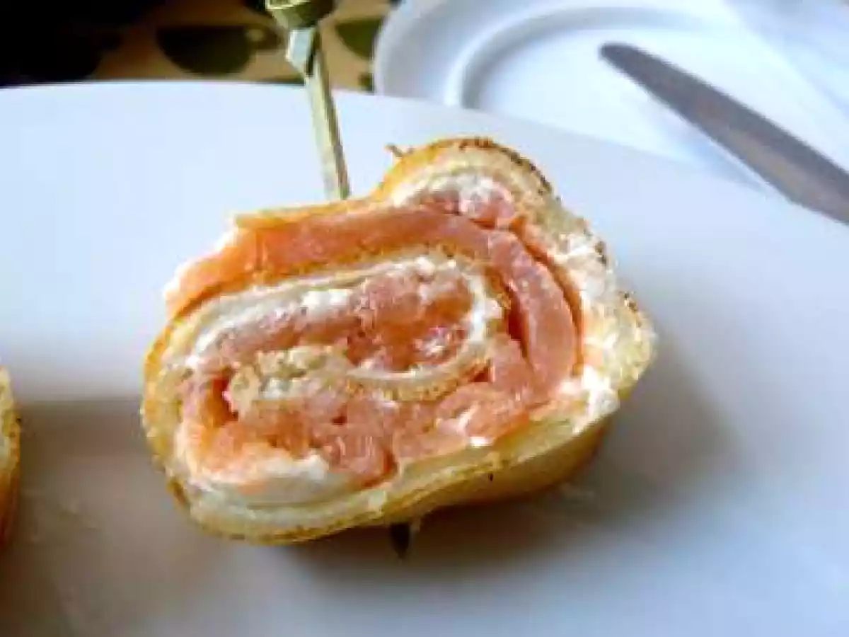 Crêpes salées au fromage ail et fines herbes et saumon fumé