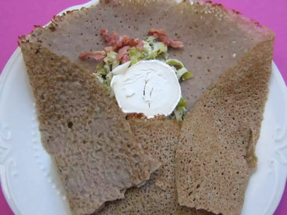 Crêpes salées, fondue de poireaux, lardons et chevre