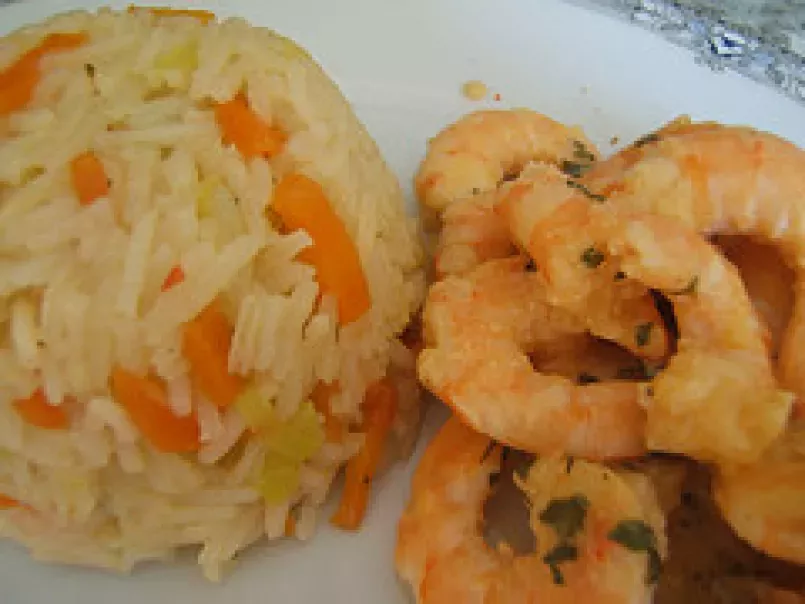Crevettes à l? ail et crème avec son riz et ses petits légumes, photo 1