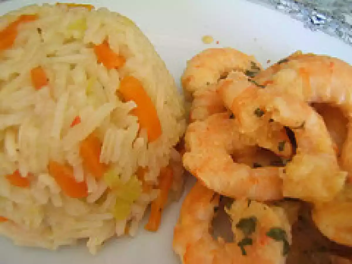 Crevettes à l? ail et crème avec son riz et ses petits légumes