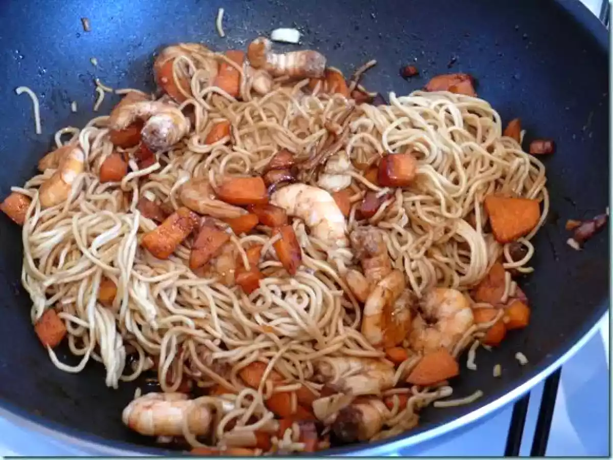 Crevettes à l'asiatique, carottes et nouilles chinoises