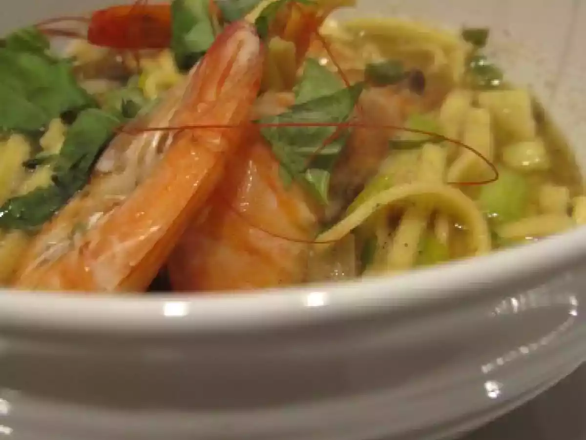 Crevettes à la citronnelle, basilic et nouilles sautées