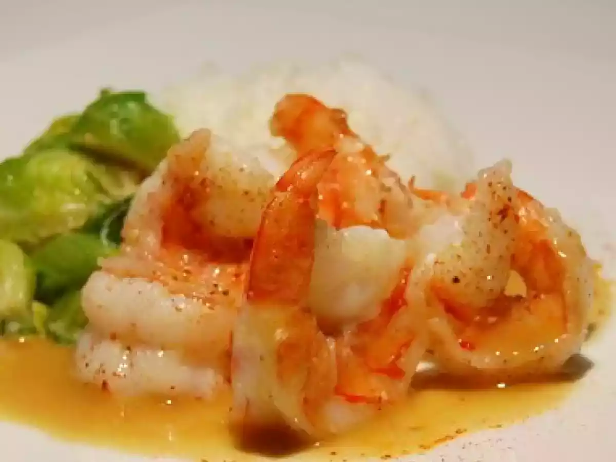 Crevettes sautées servies avec une émulsion de gingembre