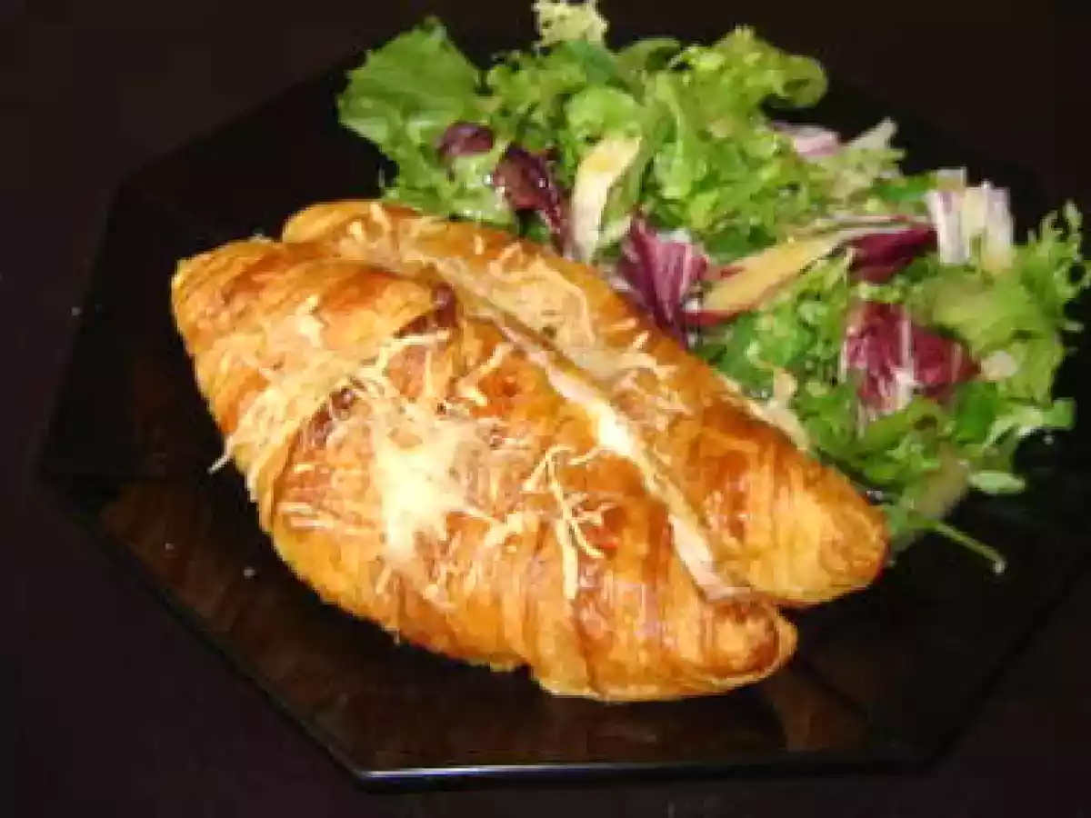 Croissant au jambon et au fromage