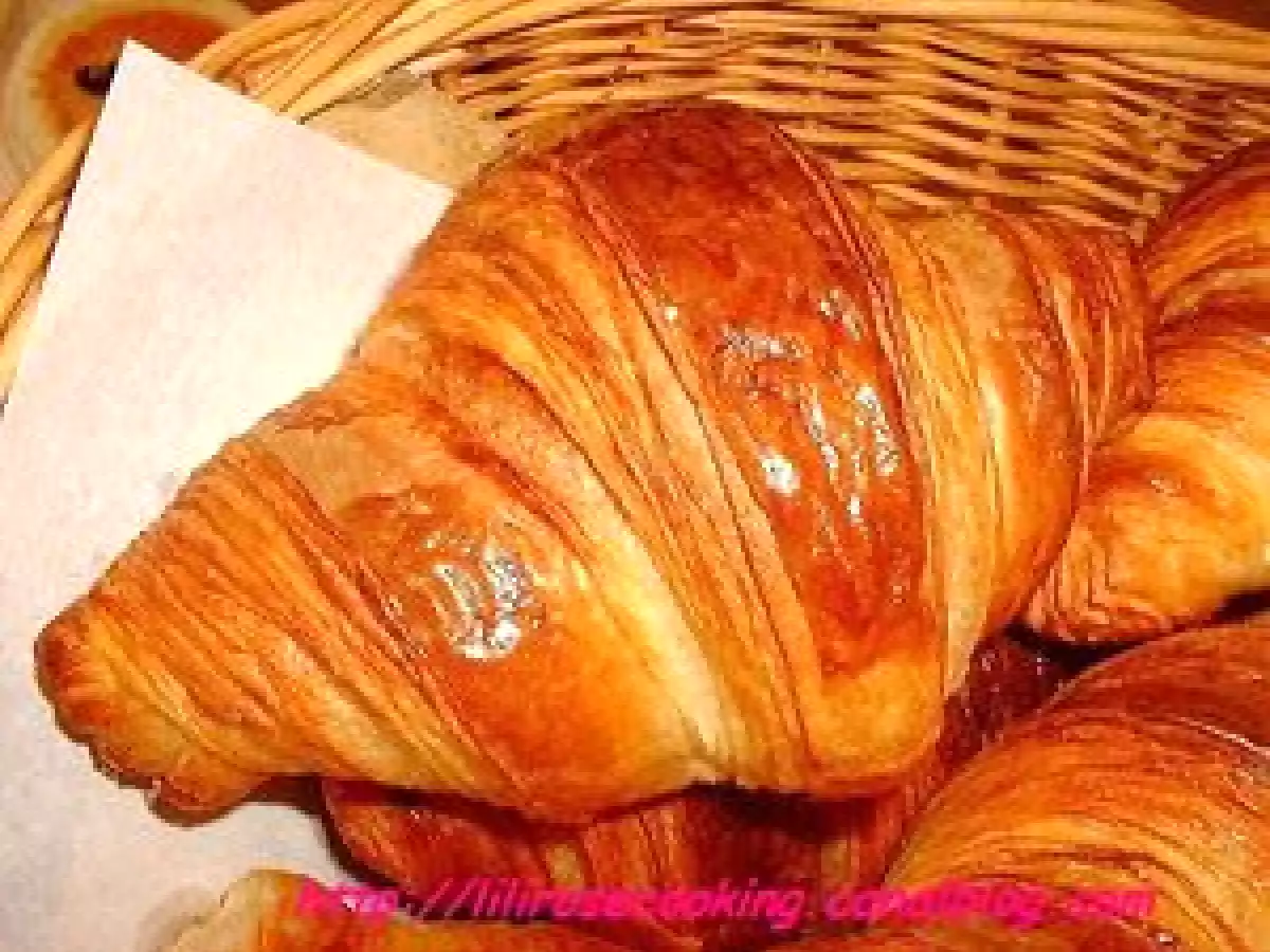 Croissants au beurre parisiens