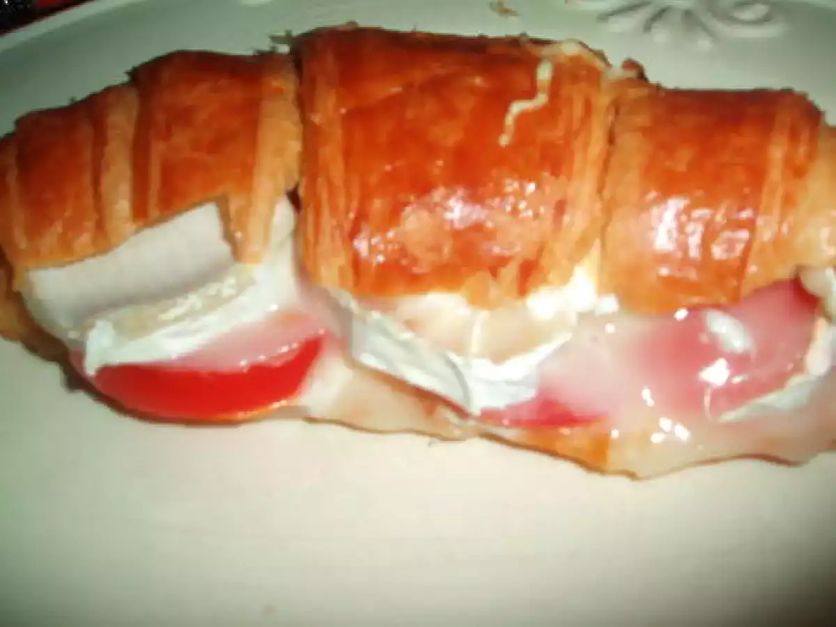 Croissants au chévre et à la tomate