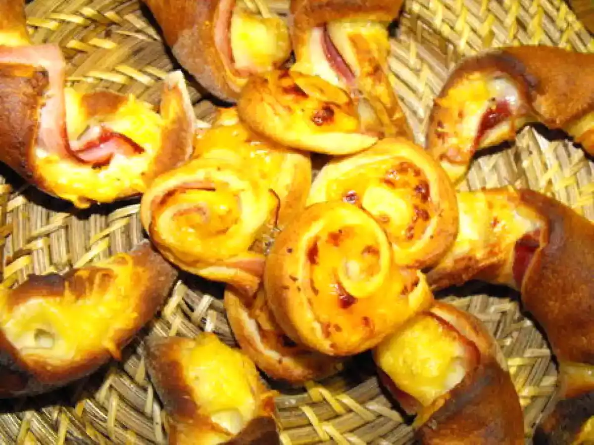 Croissants au fromage blanc et jambon blanc et petits roulés jambon/fromage
