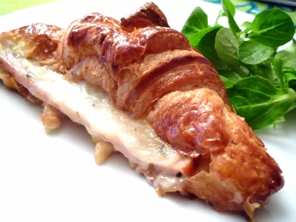 Croissants chauds fourrés au chèvre et à la dinde