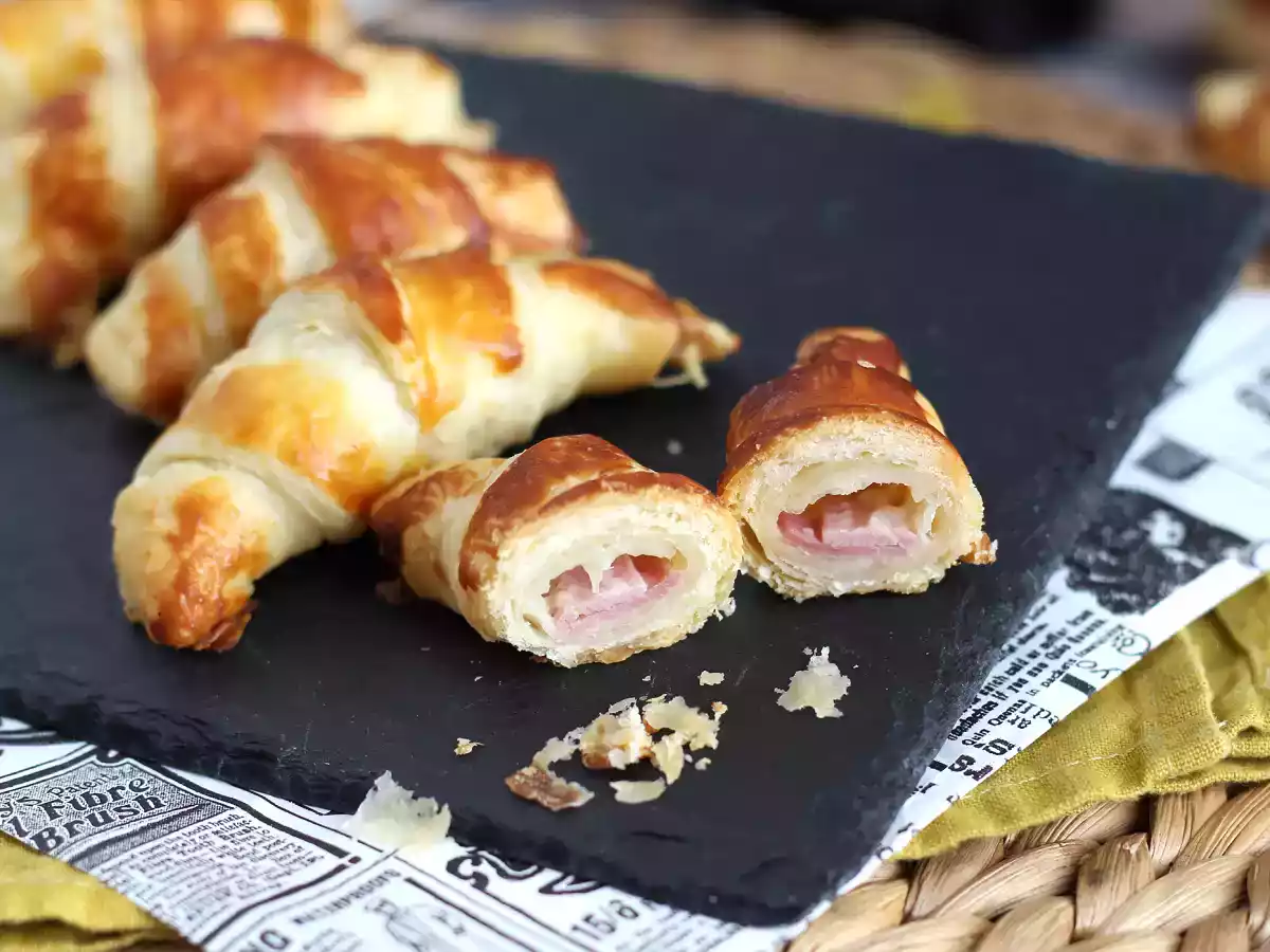 Croissants feuilletés à la béchamel, au jambon et au fromage