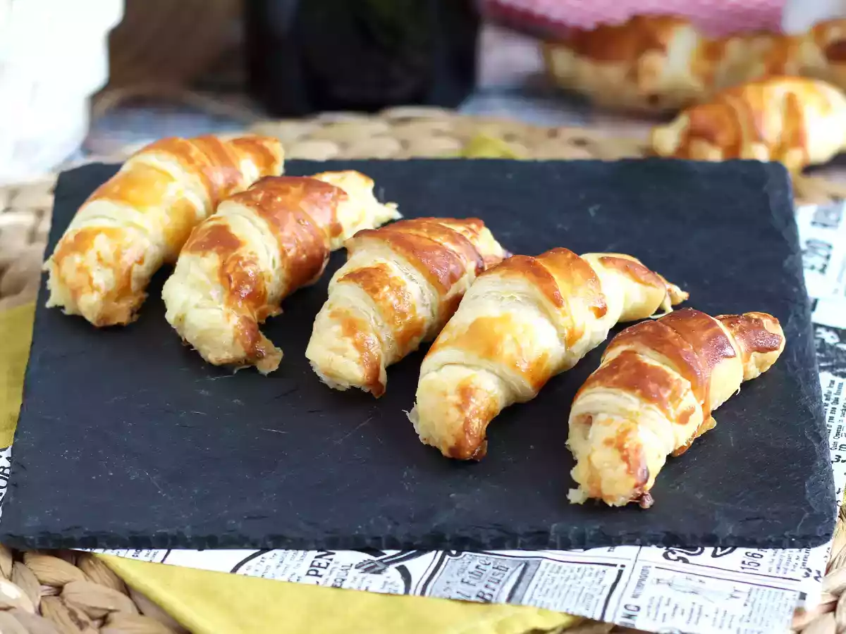 Croissants feuilletés à la béchamel, au jambon et au fromage - photo 2