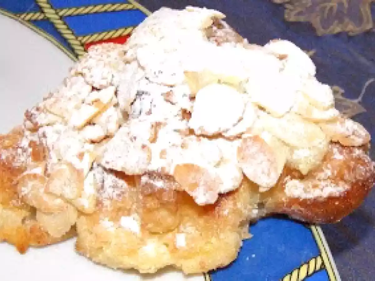Croissants fourrés aux amandes.