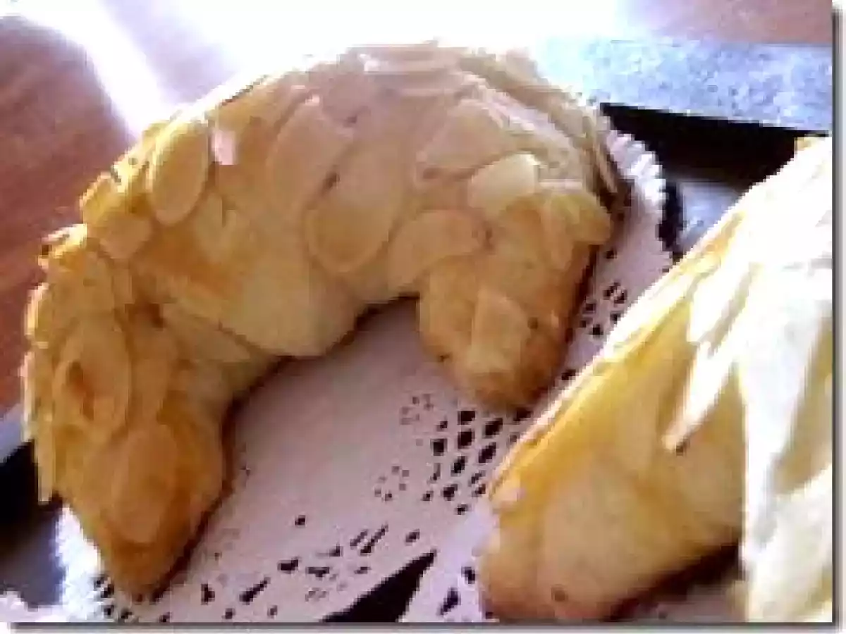 Croissants fourrés aux amandes( tcherekh)