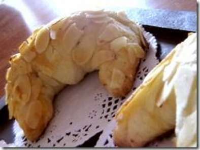Croissants fourrés aux amandes( tcherekh)