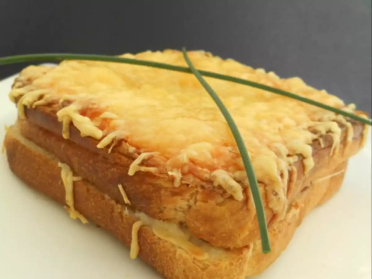 CROQUE-MONSIEUR À LA BÉCHAMEL