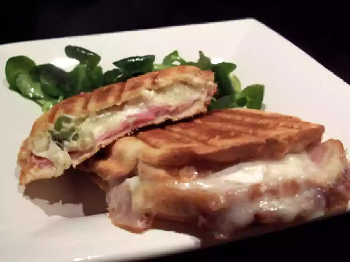 Croque monsieur au chèvre et à la fondue de poireaux