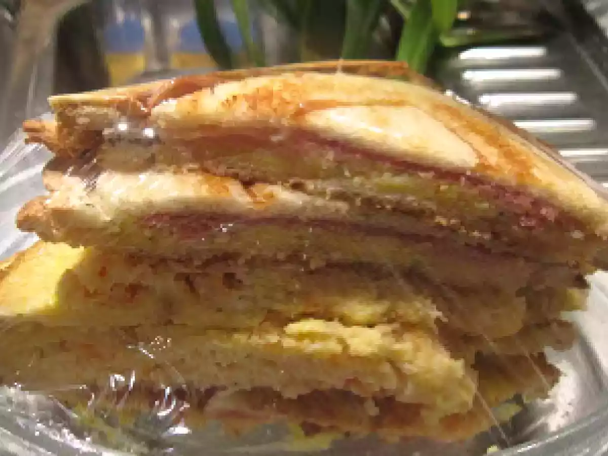 Croque Monsieur au crabe, jambon/emmenthal, tomate mozza