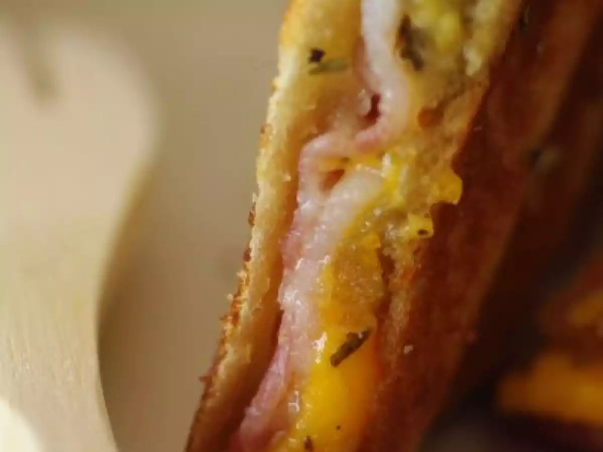 Croque monsieurs au lard fumé et à la vieille mimolette