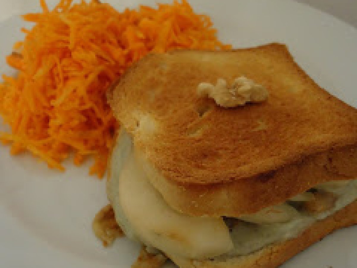 Croques briochés au roquefort et aux poires
