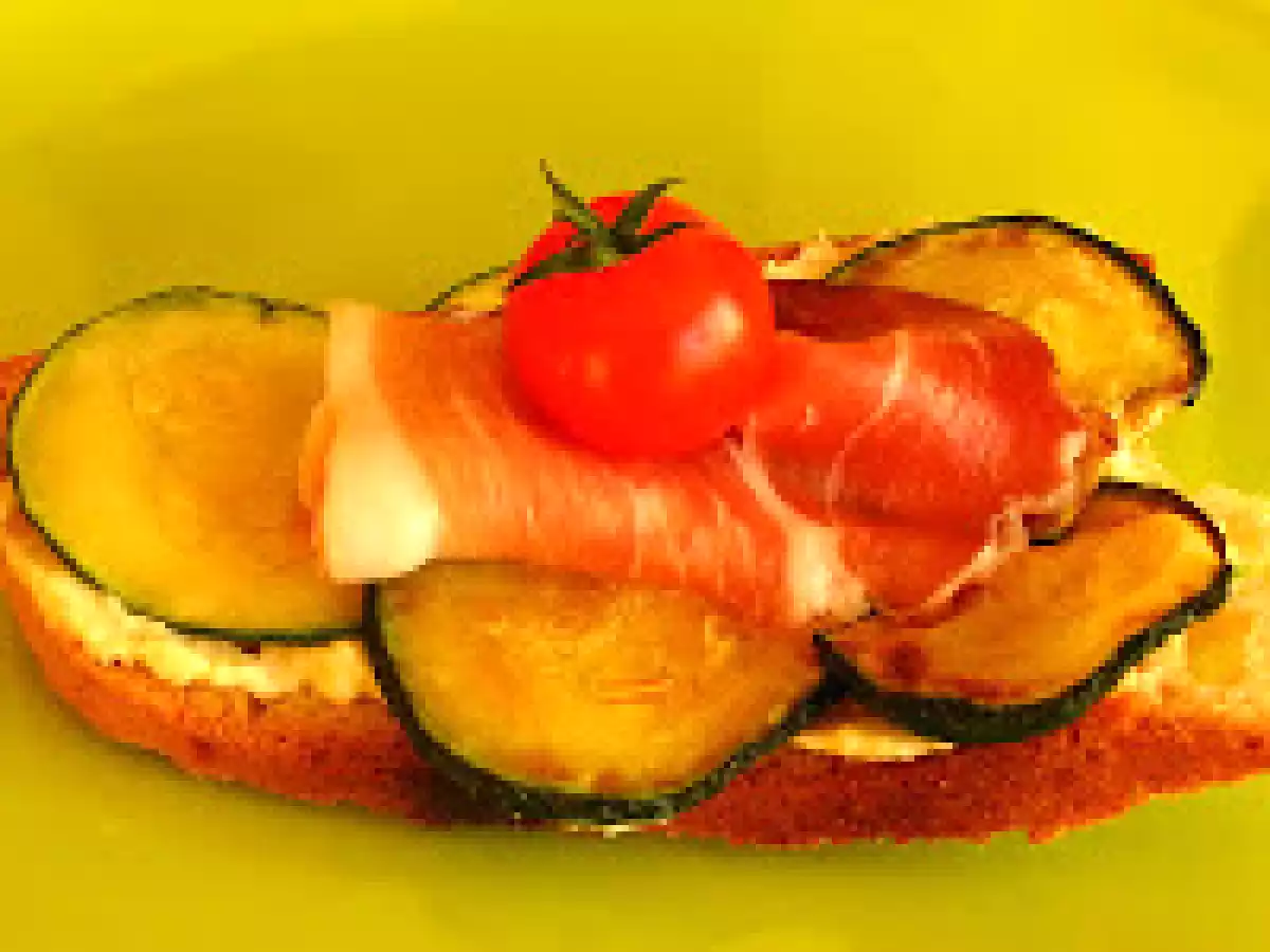Crostini à la courgette grillée et au speck