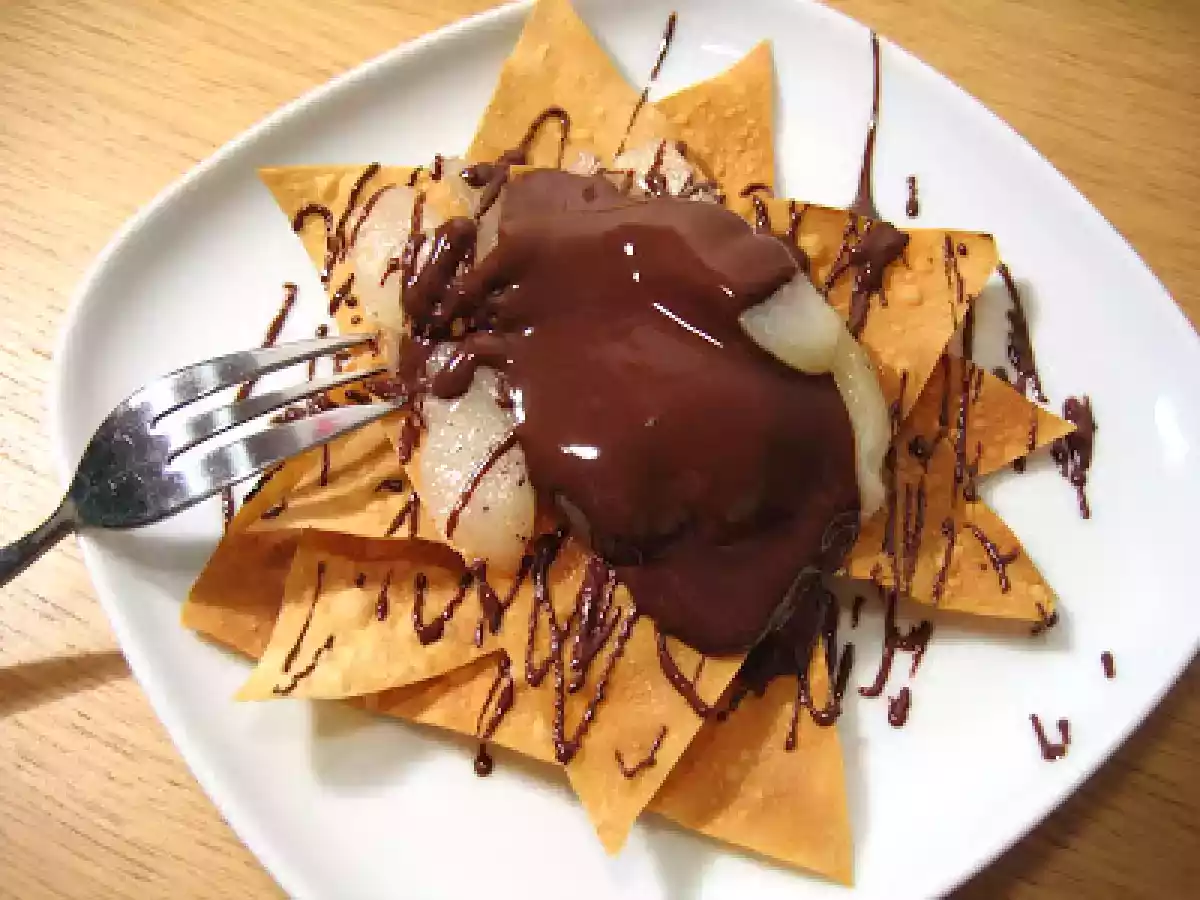 Croustillant de poire pochée à la vanille & sauce au chocolat