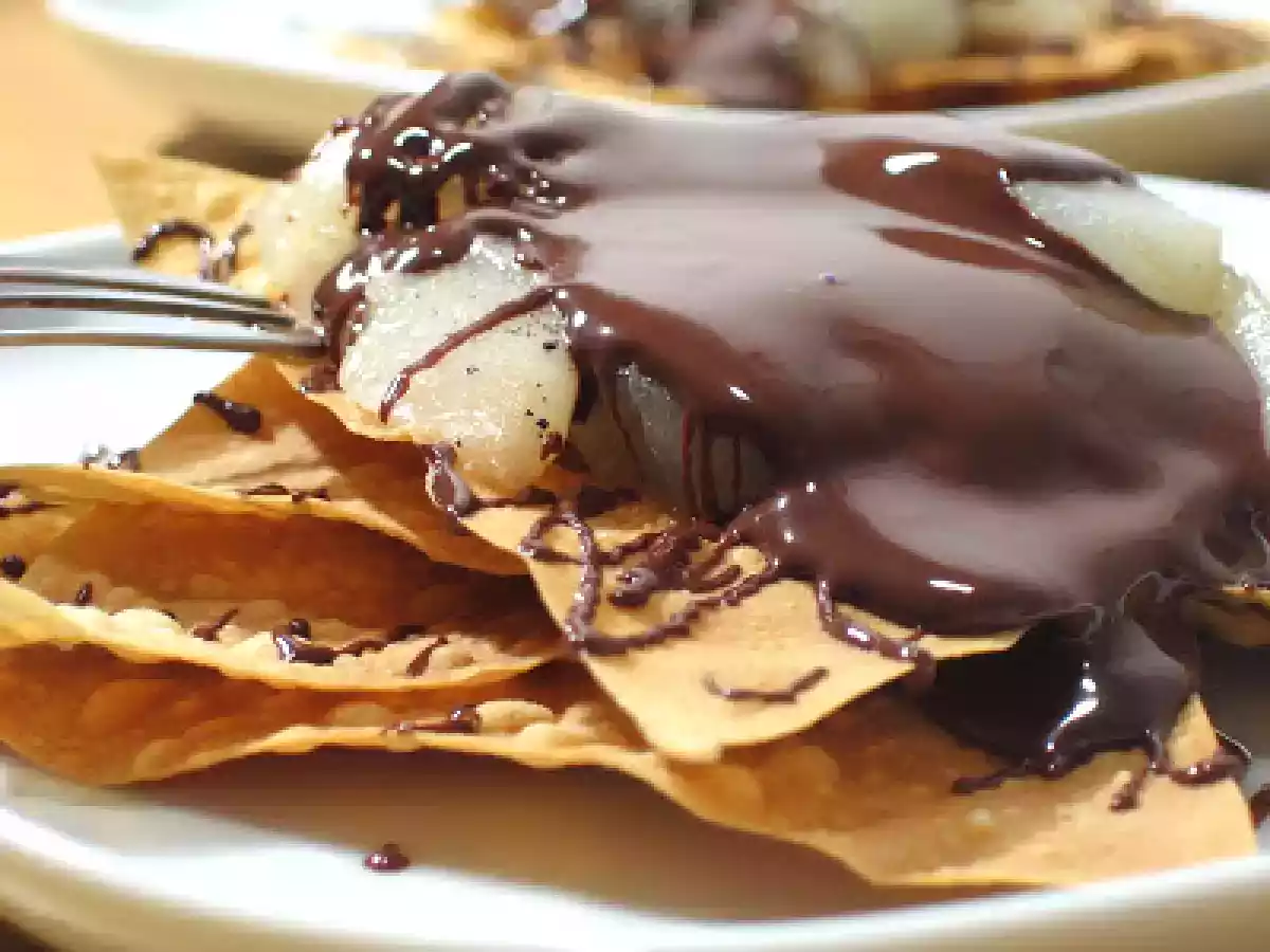 Croustillant de poire pochée à la vanille & sauce au chocolat - photo 2