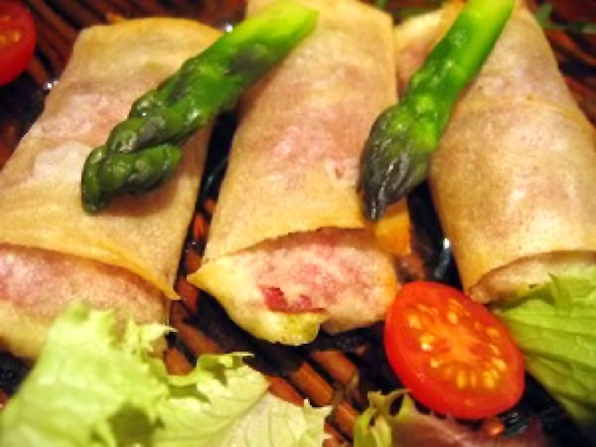 Croustillants aux asperges vertes, à la viande des Grisons et à la crème citronnée