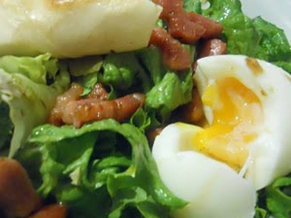 Croustillants de chèvre chaud au miel et oeufs mollets en salade