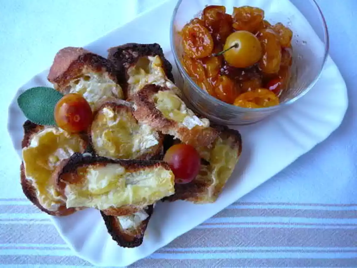 Croûtes au fromage et mirabelles poêlées