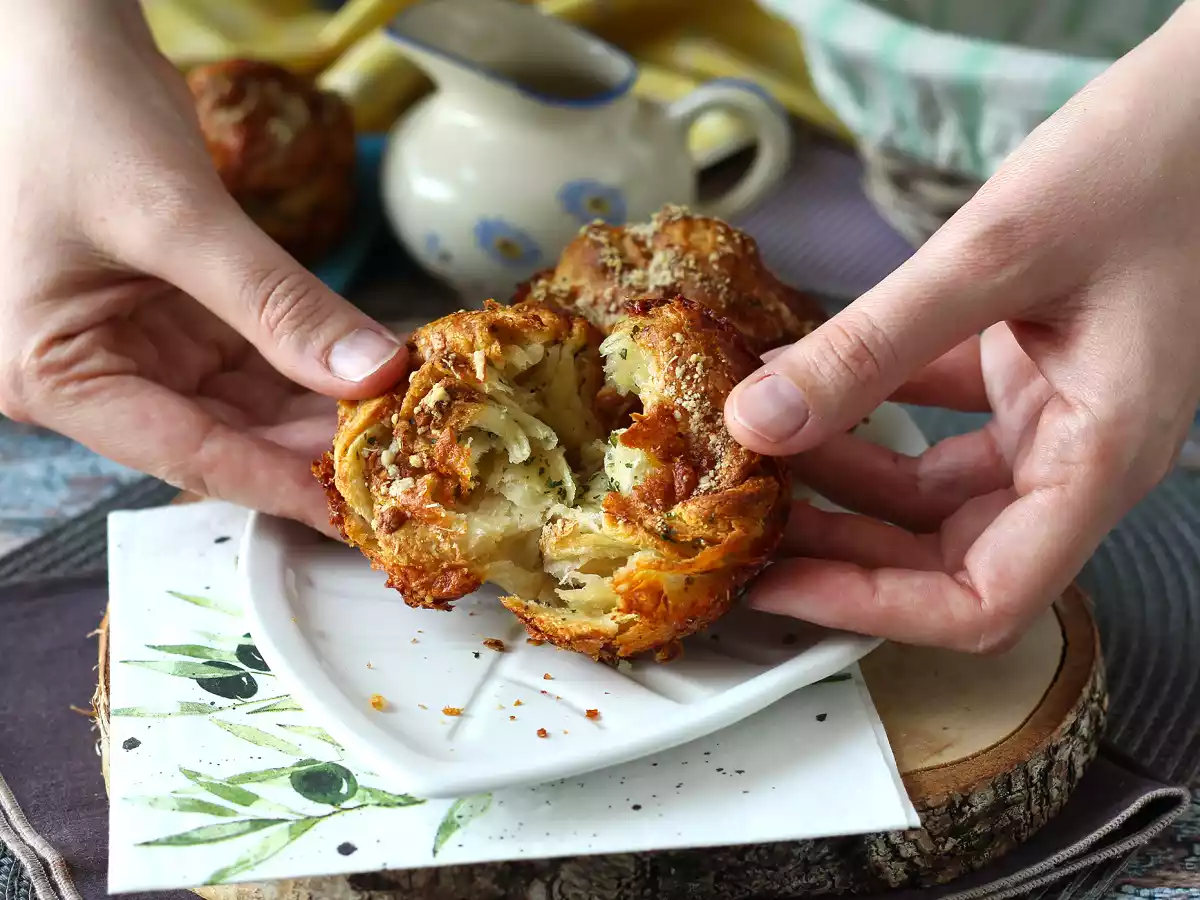 Cruffins, la combinaison d'un croissant et d'un muffin, ici salés au parmesan et mozzarella - photo 6