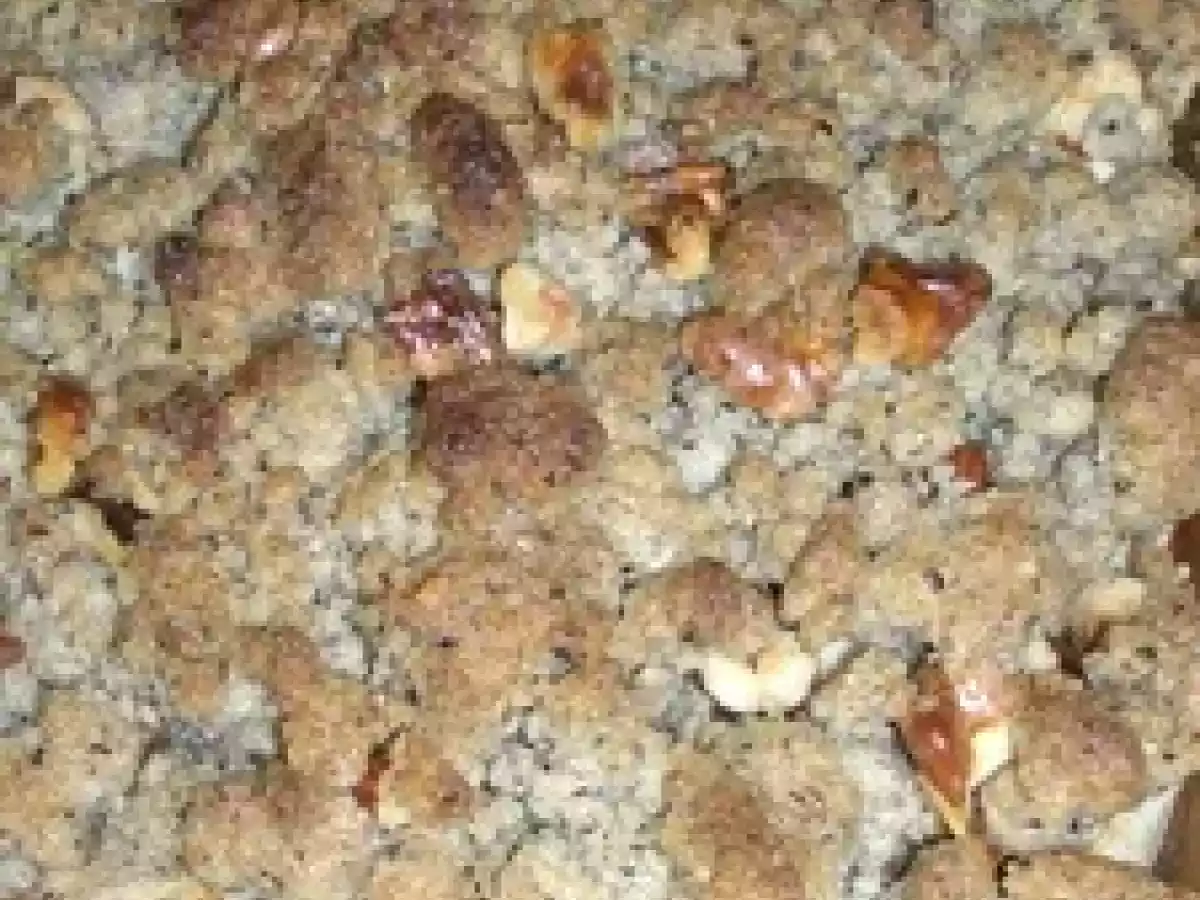 Crumble au blé noir, pommes, poires, et noisettes