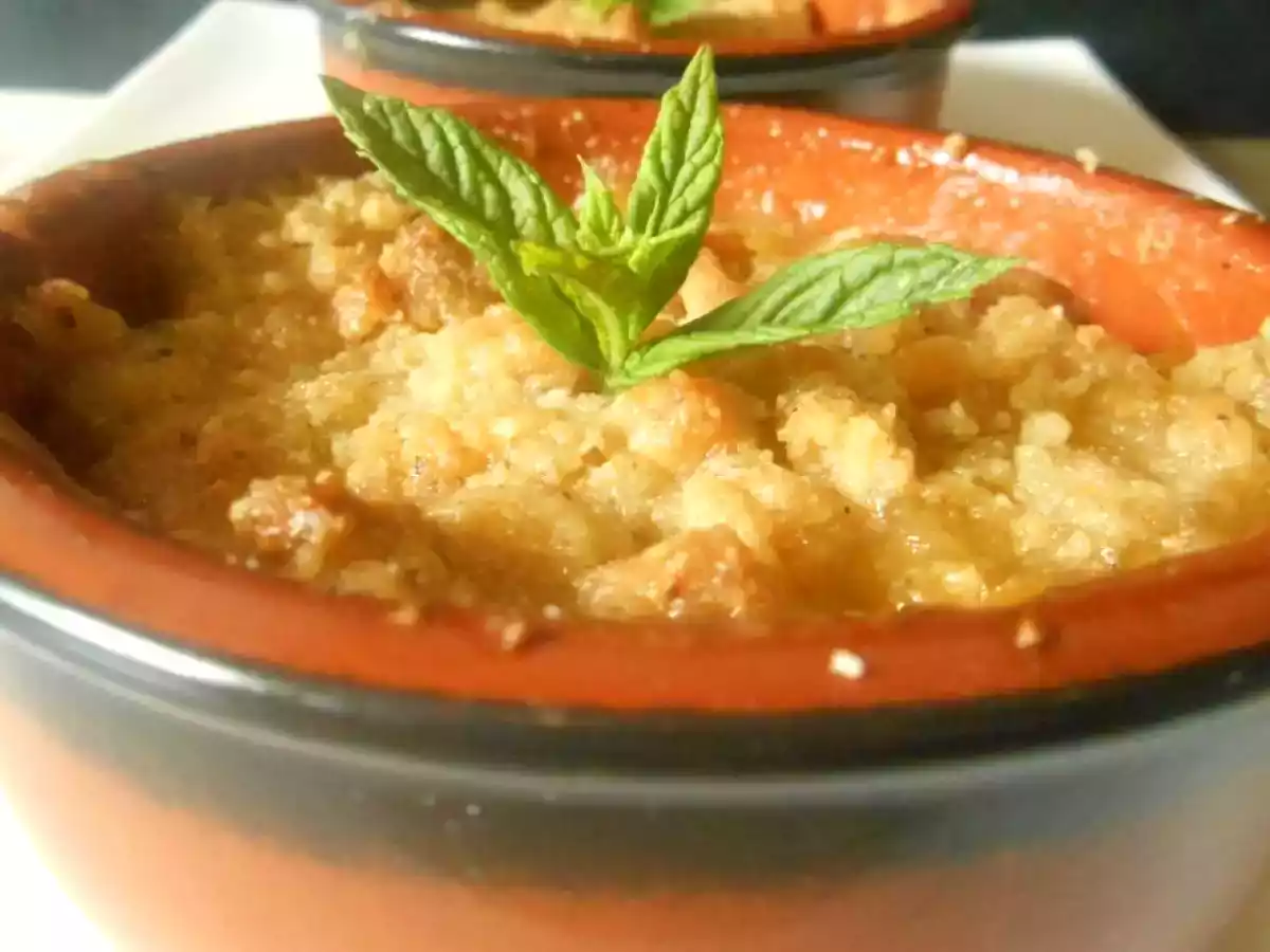 CRUMBLE AUX PÊCHES & NOISETTE