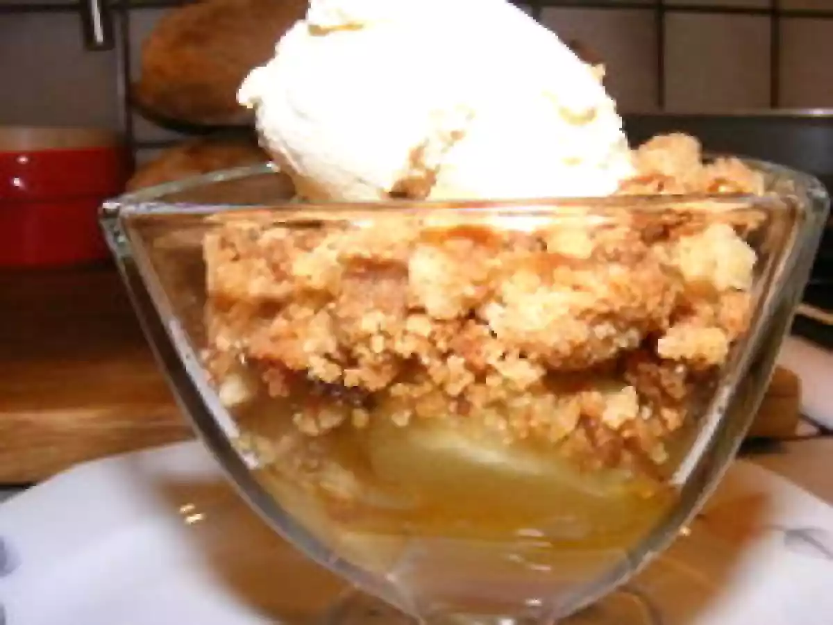 CRUMBLE AUX POMMES FAÇON TATIN, GLACE À LA VANILLE