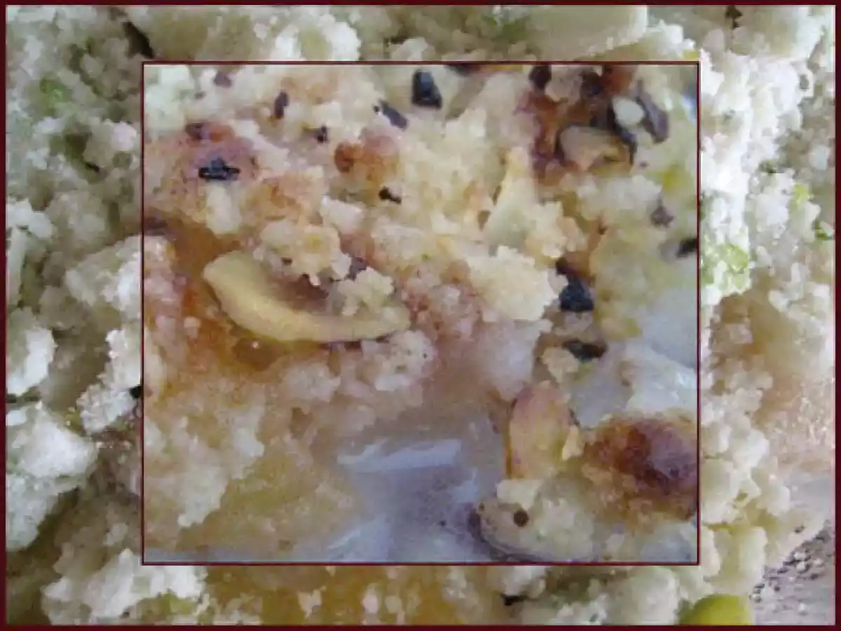 Crumble avec du chocolat, des amandes et des pistaches éffilées .