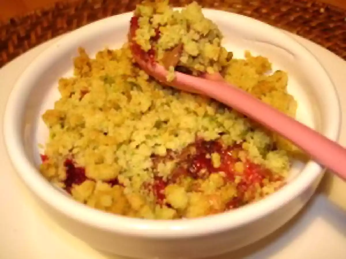 Crumble de framboises, pistache et chocolat