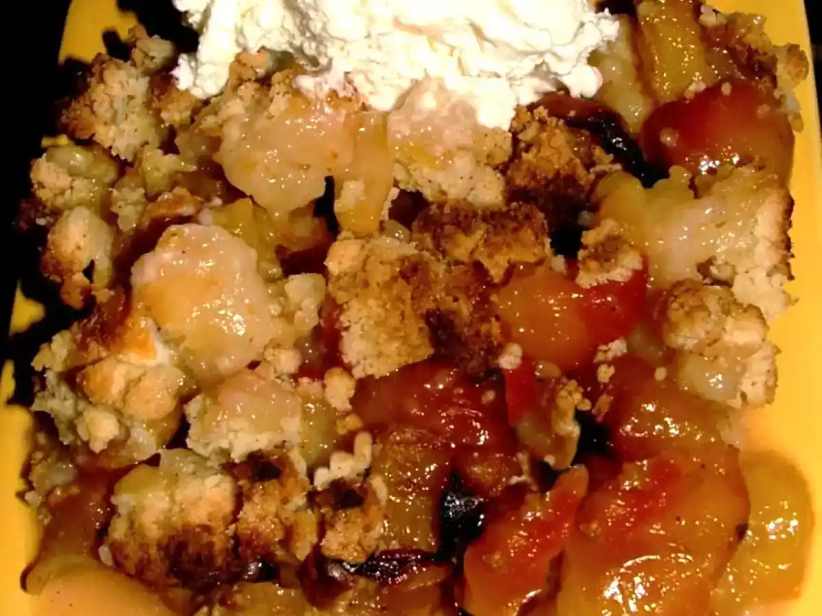 Crumble de prunes et pêches à la mousse de crème Bridélice