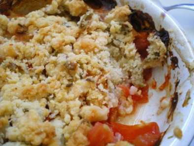 Crumble en version salée : tomates, parmesan et thym