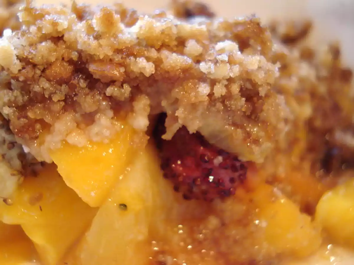 Crumble mangue pêche et fraise des bois
