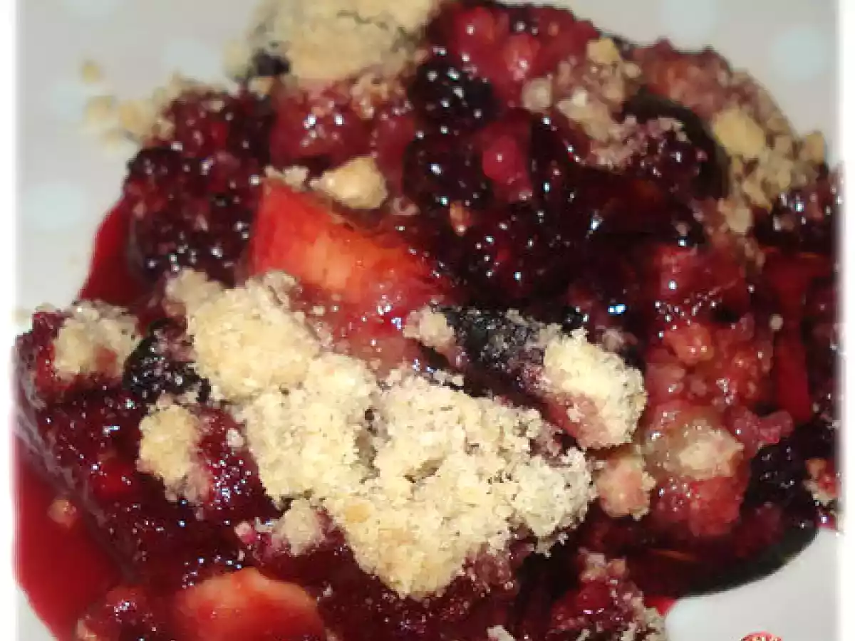 Crumble mûre, prunes et pommes du jardin