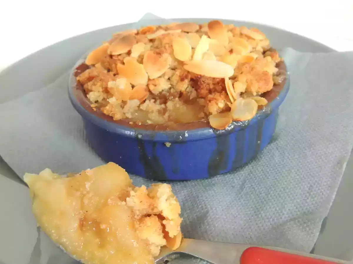 Crumble pomme poire & figue, caramel beurre salé