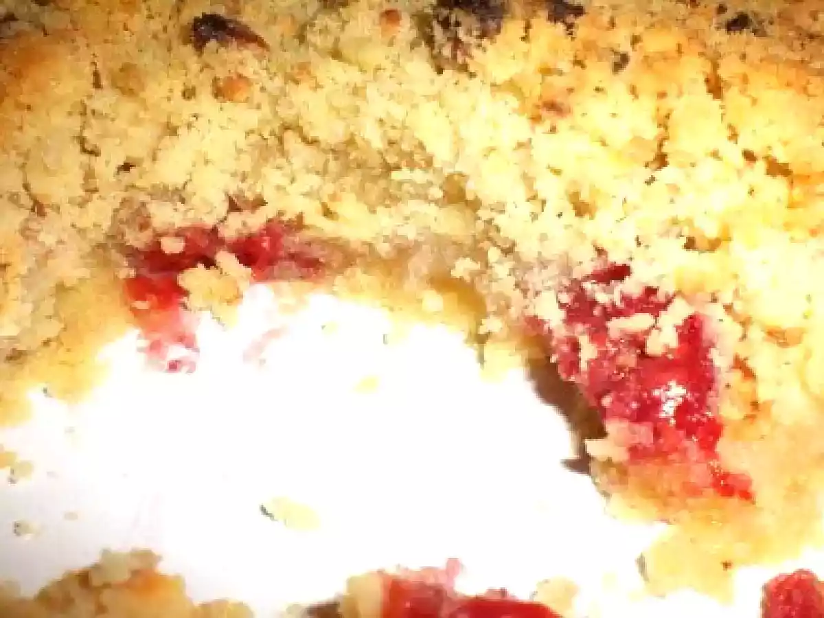 Crumble pommes et framboises aux éclats de chocolat blanc