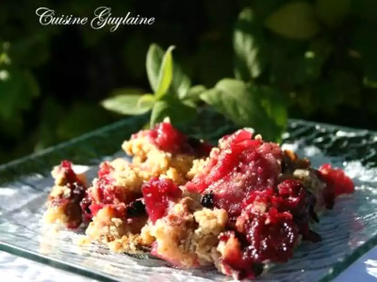 Crumble pommes, poires, groseilles, myrtilles au pralin - photo 2