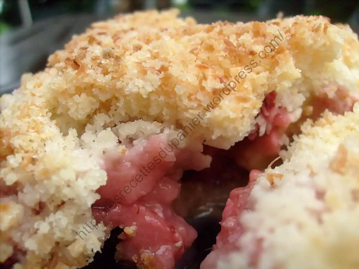 Crumble rhubarbe, fraise, banane et noix de coco
