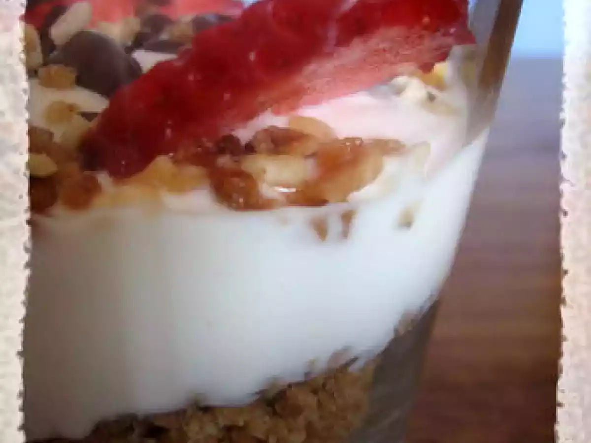 Crumble Thé de Lu, fraises et crème citron en verrine