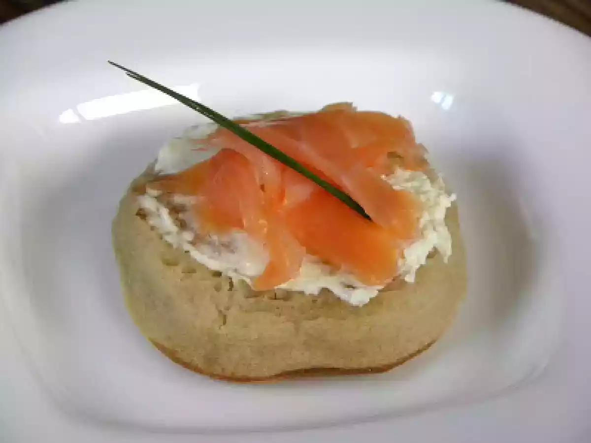 Crumpets au fromage, saumon fumé, miel et ciboulette
