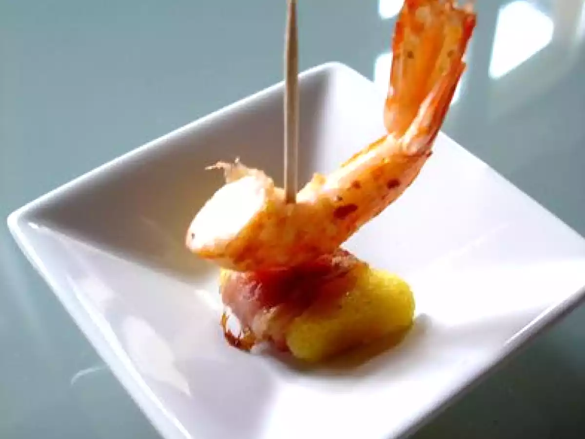 Cubes de polenta enlardés, crevette au piment